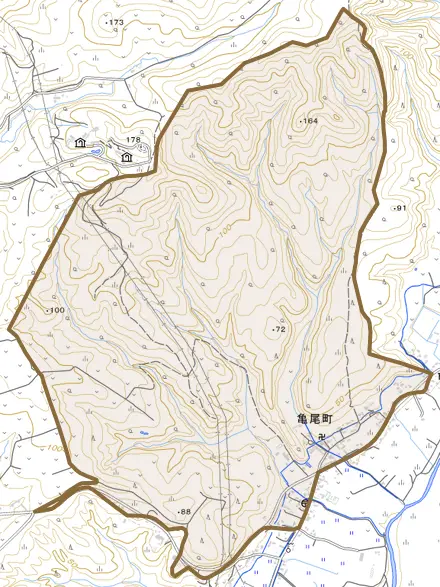 亀尾町とその周辺の地図。町の範囲を重ねている