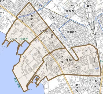 港町とその周辺の地図。町の範囲を重ねている