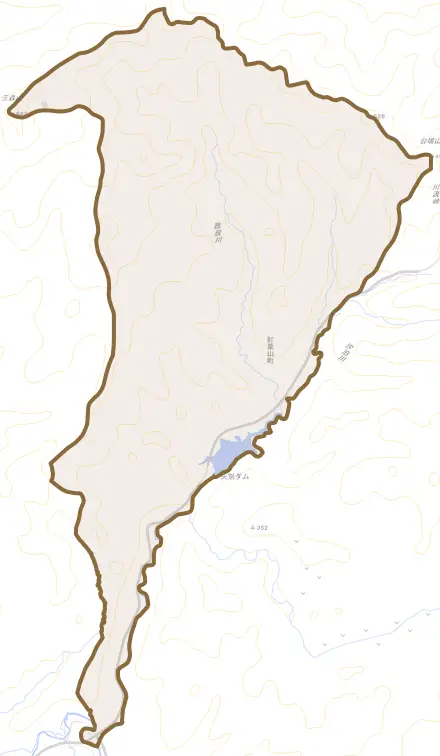 紅葉山町とその周辺の地図。町の範囲を重ねている