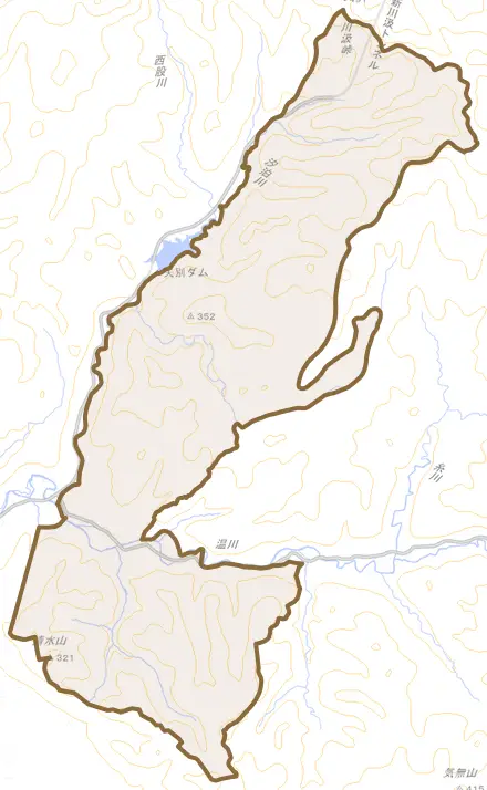 鉄山町とその周辺の地図。町の範囲を重ねている