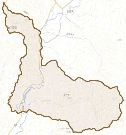 字三岩とその周辺の地図。町の範囲を重ねている
