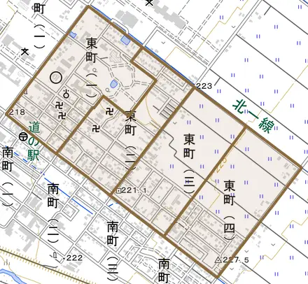 東町とその周辺の地図。町の範囲を重ねている