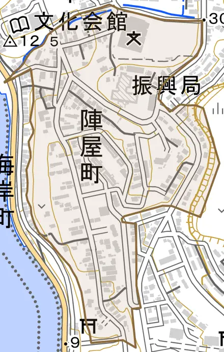 字陣屋町とその周辺の地図。町の範囲を重ねている
