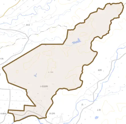 字小黒部町とその周辺の地図。町の範囲を重ねている