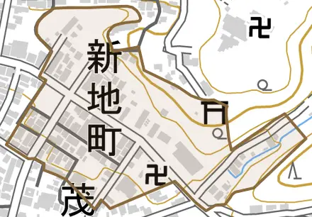 字新地町とその周辺の地図。町の範囲を重ねている
