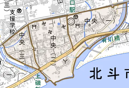 中央とその周辺の地図。町の範囲を重ねている