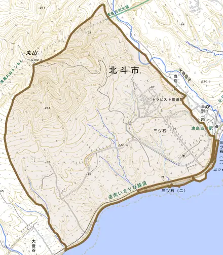 三ツ石とその周辺の地図。町の範囲を重ねている