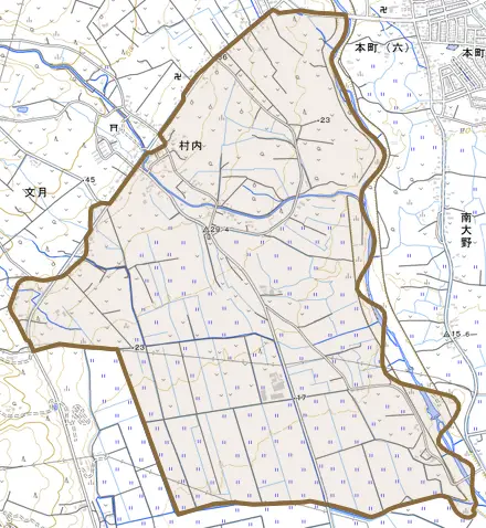 村内とその周辺の地図。町の範囲を重ねている