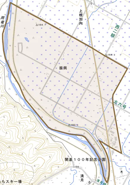 字振興とその周辺の地図。町の範囲を重ねている