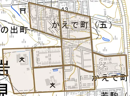 かえで町とその周辺の地図。町の範囲を重ねている