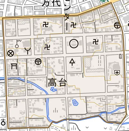 高台とその周辺の地図。町の範囲を重ねている