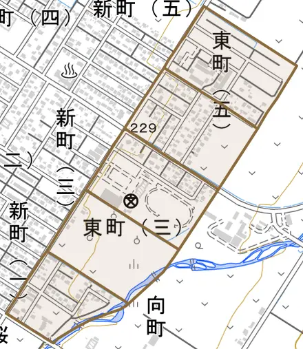 東町とその周辺の地図。町の範囲を重ねている