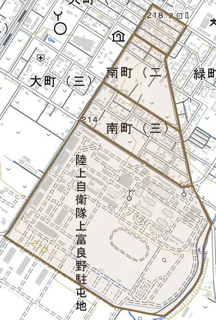 南町とその周辺の地図。町の範囲を重ねている