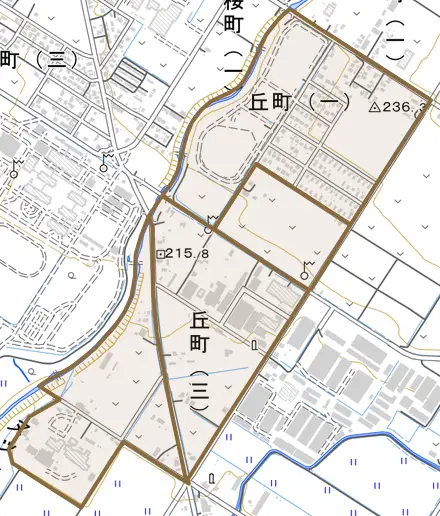 丘町とその周辺の地図。町の範囲を重ねている