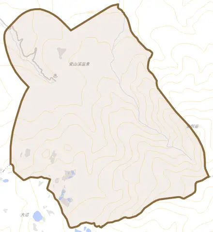 字愛山渓とその周辺の地図。町の範囲を重ねている
