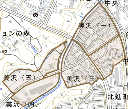 美沢とその周辺の地図。町の範囲を重ねている