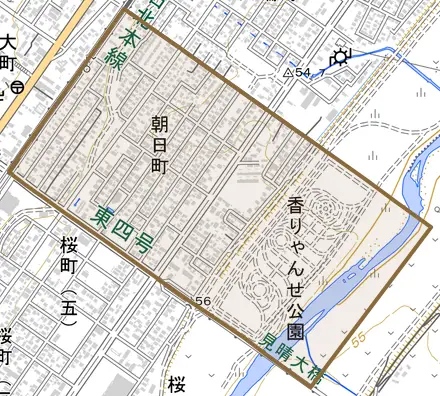 朝日町とその周辺の地図。町の範囲を重ねている