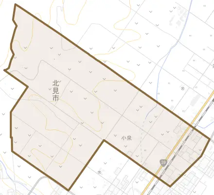 小泉とその周辺の地図。町の範囲を重ねている
