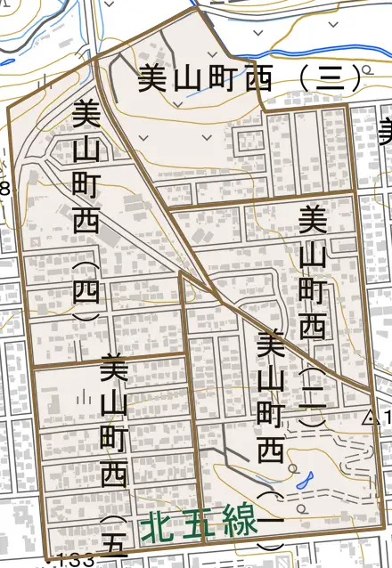 美山町西とその周辺の地図。町の範囲を重ねている