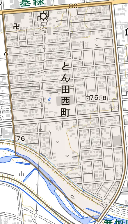 とん田西町とその周辺の地図。町の範囲を重ねている