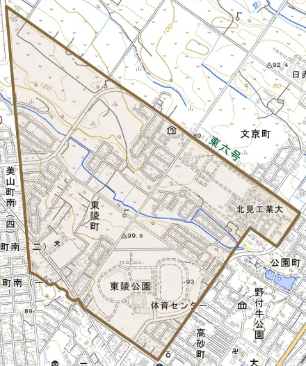 東陵町とその周辺の地図。町の範囲を重ねている