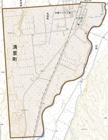 札弦町とその周辺の地図。町の範囲を重ねている
