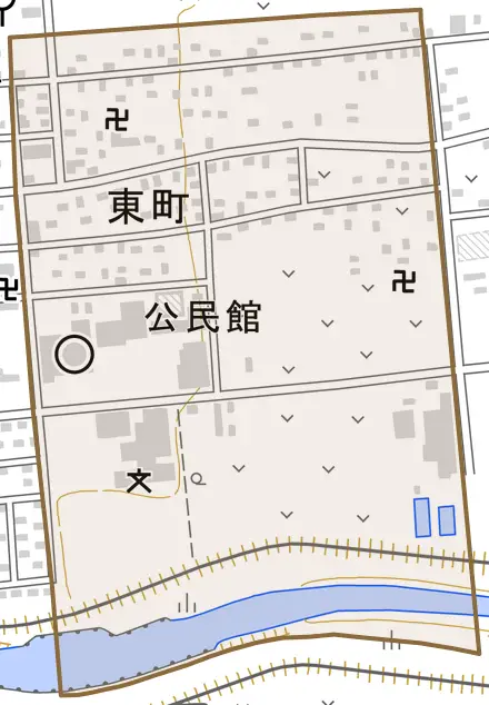 東町とその周辺の地図。町の範囲を重ねている
