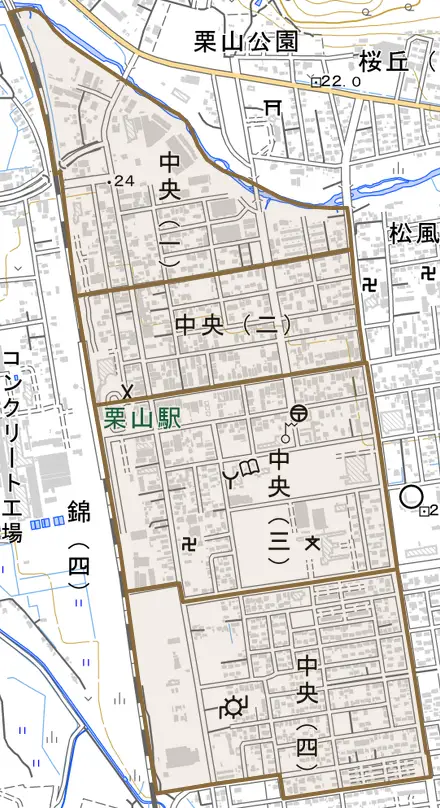 中央とその周辺の地図。町の範囲を重ねている
