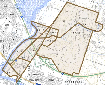 中央とその周辺の地図。町の範囲を重ねている