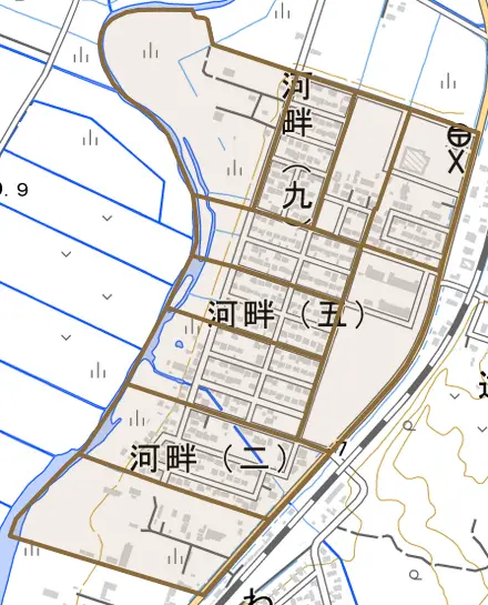 河畔とその周辺の地図。町の範囲を重ねている