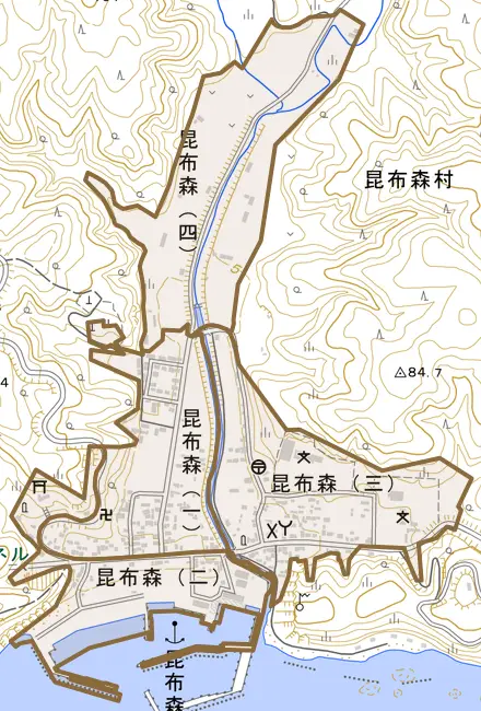 昆布森とその周辺の地図。町の範囲を重ねている