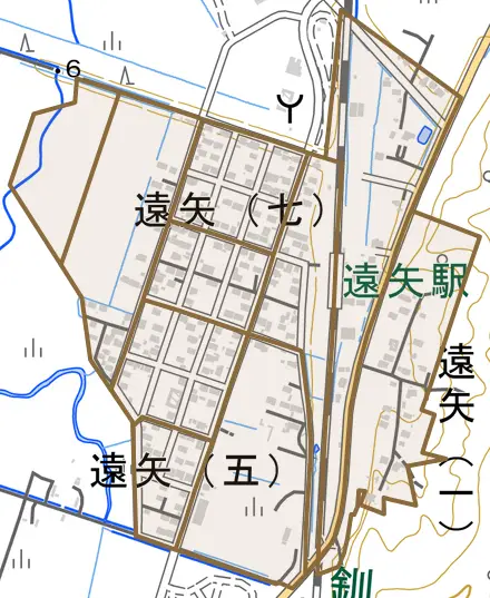 遠矢とその周辺の地図。町の範囲を重ねている