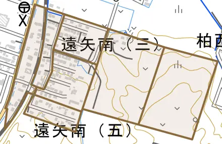 遠矢南とその周辺の地図。町の範囲を重ねている