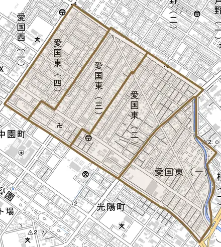 愛国東とその周辺の地図。町の範囲を重ねている