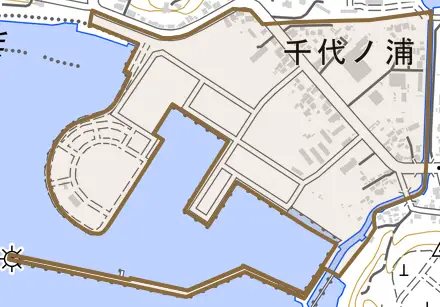 千代ノ浦とその周辺の地図。町の範囲を重ねている