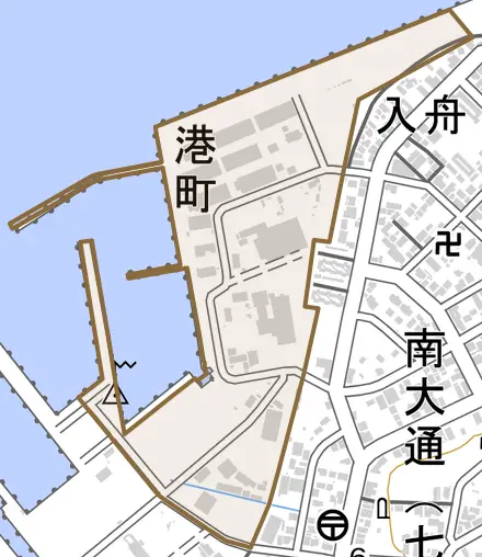 港町とその周辺の地図。町の範囲を重ねている