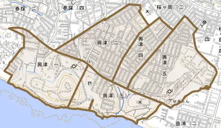 興津とその周辺の地図。町の範囲を重ねている