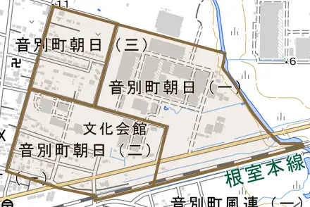 音別町朝日とその周辺の地図。町の範囲を重ねている