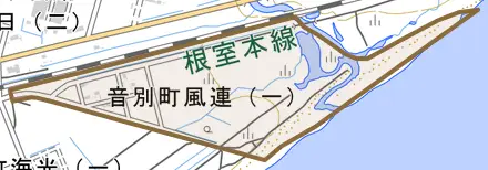 音別町風連とその周辺の地図。町の範囲を重ねている