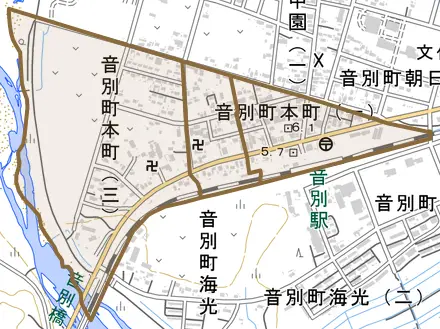 音別町本町とその周辺の地図。町の範囲を重ねている
