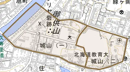 城山とその周辺の地図。町の範囲を重ねている
