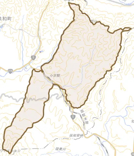 小沢とその周辺の地図。町の範囲を重ねている