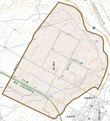 忠類公親とその周辺の地図。町の範囲を重ねている