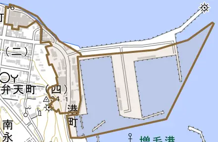 港町とその周辺の地図。町の範囲を重ねている