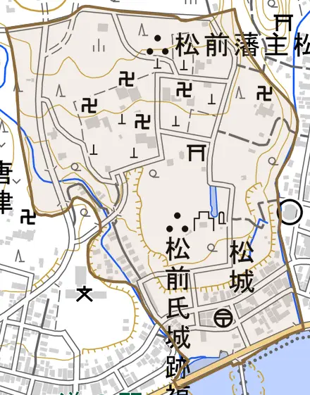 字松城とその周辺の地図。町の範囲を重ねている