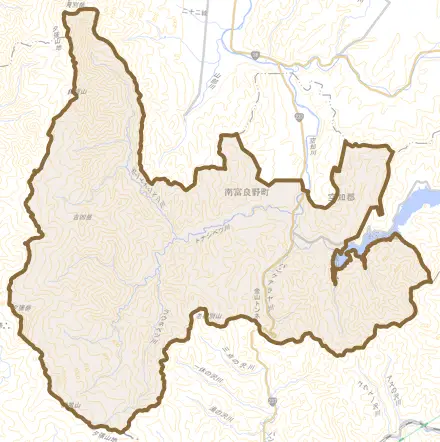 字金山とその周辺の地図。町の範囲を重ねている