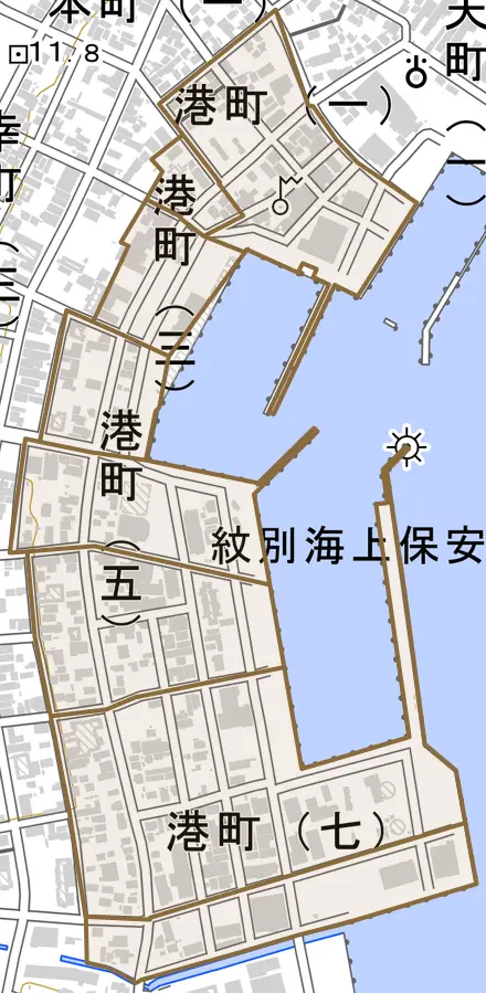 港町とその周辺の地図。町の範囲を重ねている