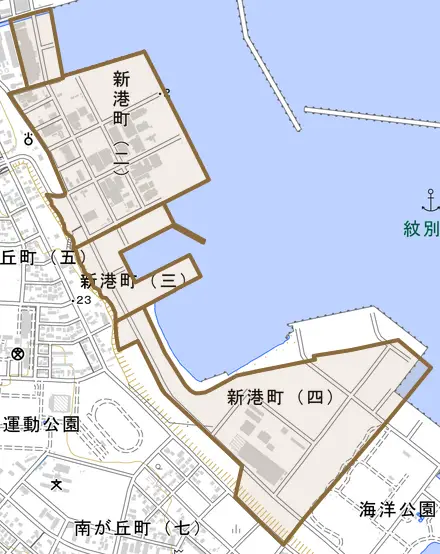 新港町とその周辺の地図。町の範囲を重ねている