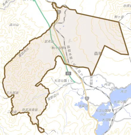 字駒ヶ岳とその周辺の地図。町の範囲を重ねている