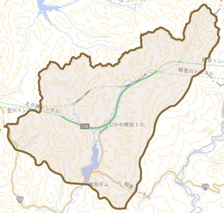 穂別長和とその周辺の地図。町の範囲を重ねている
